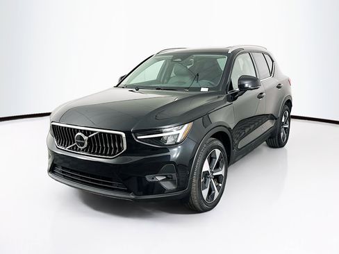 Used 2025 Volvo XC40 B5 Plus AWD/4WD image 3