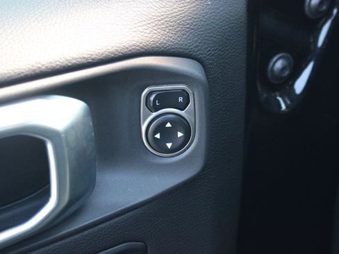 Used 2024 Jeep Wrangler Unlimited Sahara AWD/4WD image 12