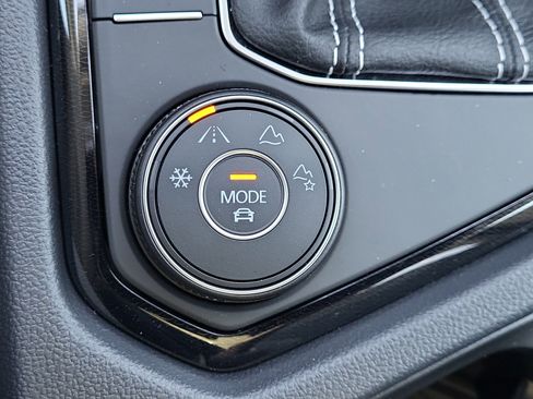 New 2025 Volkswagen Taos SE image 29