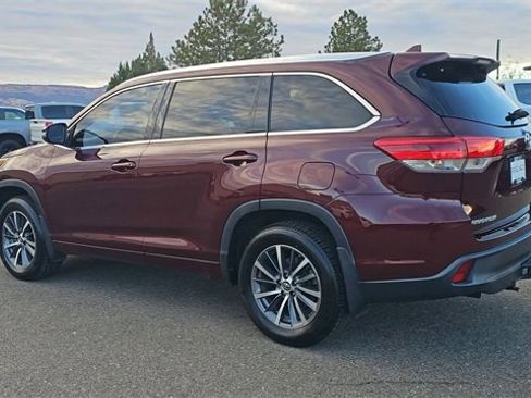 Used 2018 Toyota Highlander XLE w/ Carpet Mat Package (TMS) image 6