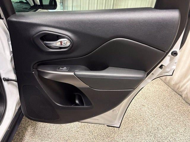 Used 2019 Jeep Cherokee Latitude Plus w/ Cold Weather Group FWD image 24