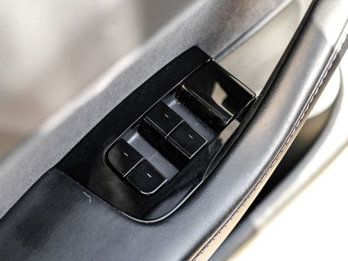 Used 2020 Tesla Model Y Long Range image 39