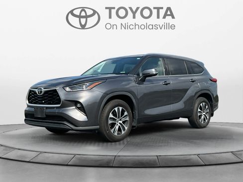 Used 2021 Toyota Highlander XLE AWD/4WD image 1