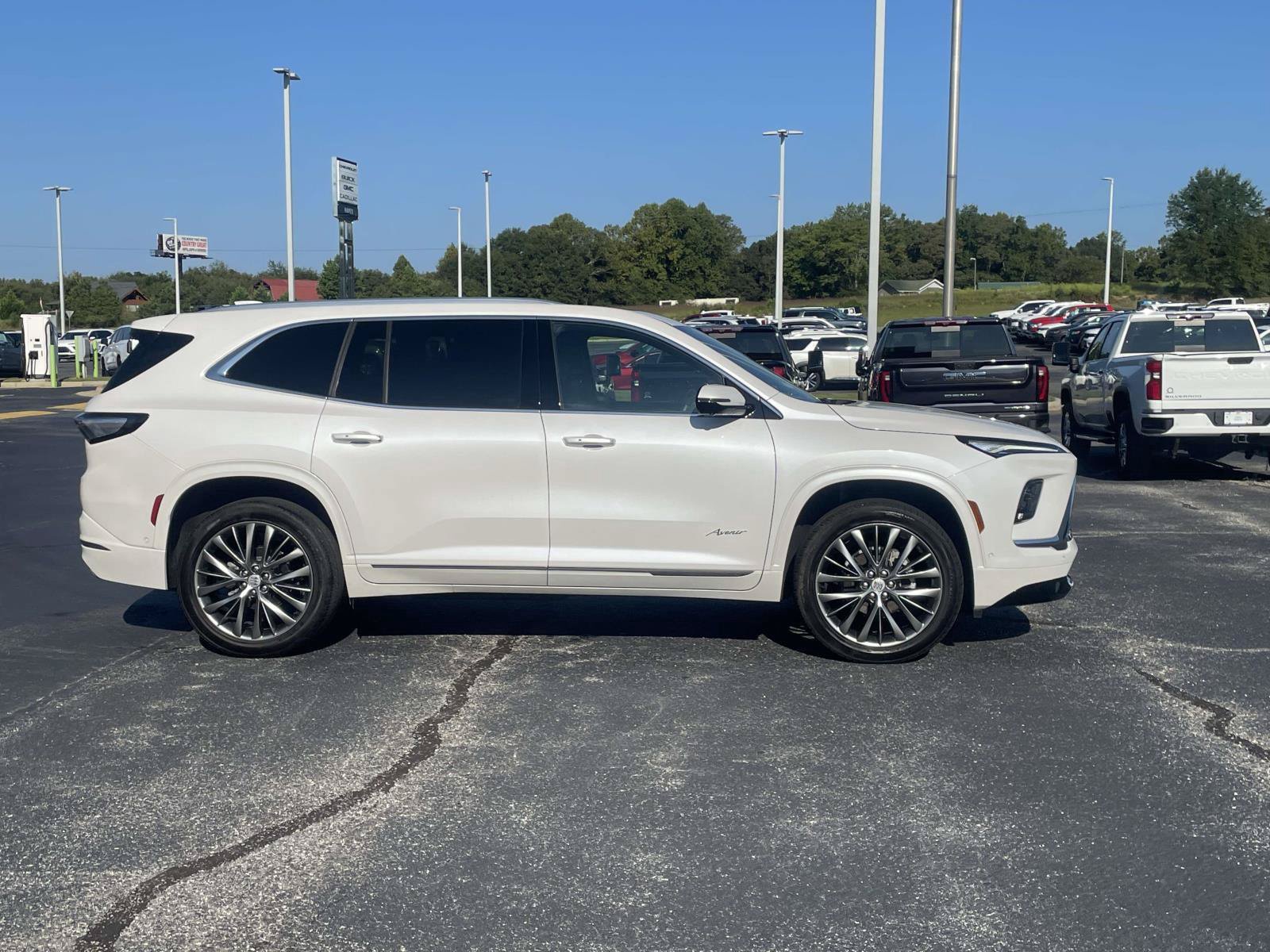 Used 2025 Buick Enclave Avenir w/ Super Cruise Package AWD/4WD image 2