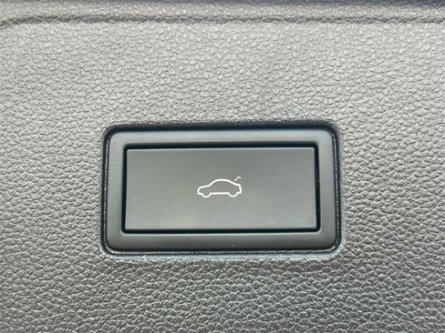 Used 2024 Volkswagen Atlas SE image 19