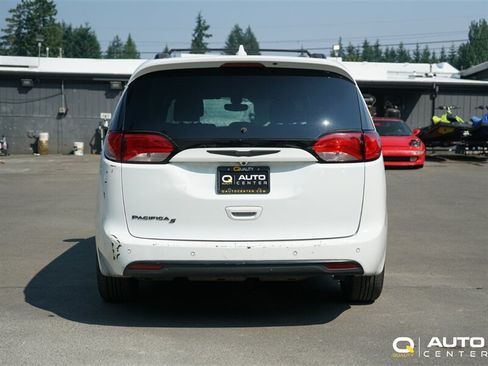 Used 2018 Chrysler Pacifica Touring Plus FWD image 5