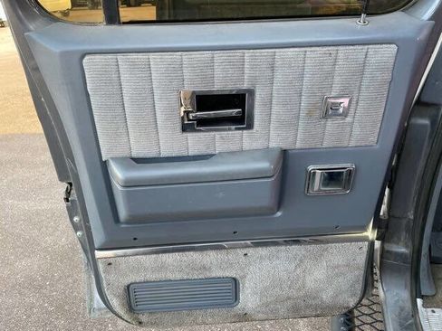 Used 1990 GMC Suburban 4WD image 21