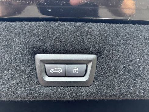 Used 2025 BMW 750e xDrive image 8