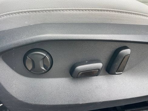 Used 2022 Volkswagen Taos SE w/ Panoramic Sunroof Package FWD image 27