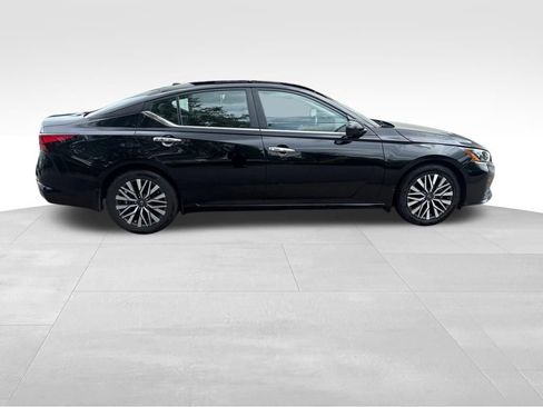 Used 2024 Nissan Altima 2.5 SV w/ SV Premium Package FWD image 9