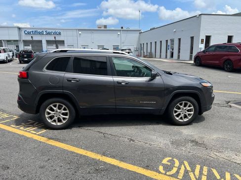 Used 2017 Jeep Cherokee Latitude w/ Safety/Convenience Group AWD/4WD image 5