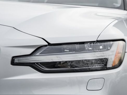 Used 2024 Volvo S60 B5 Plus image 12