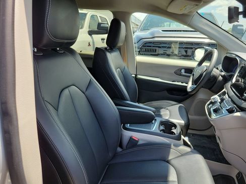 Used 2024 Chrysler Pacifica Touring-L FWD image 18