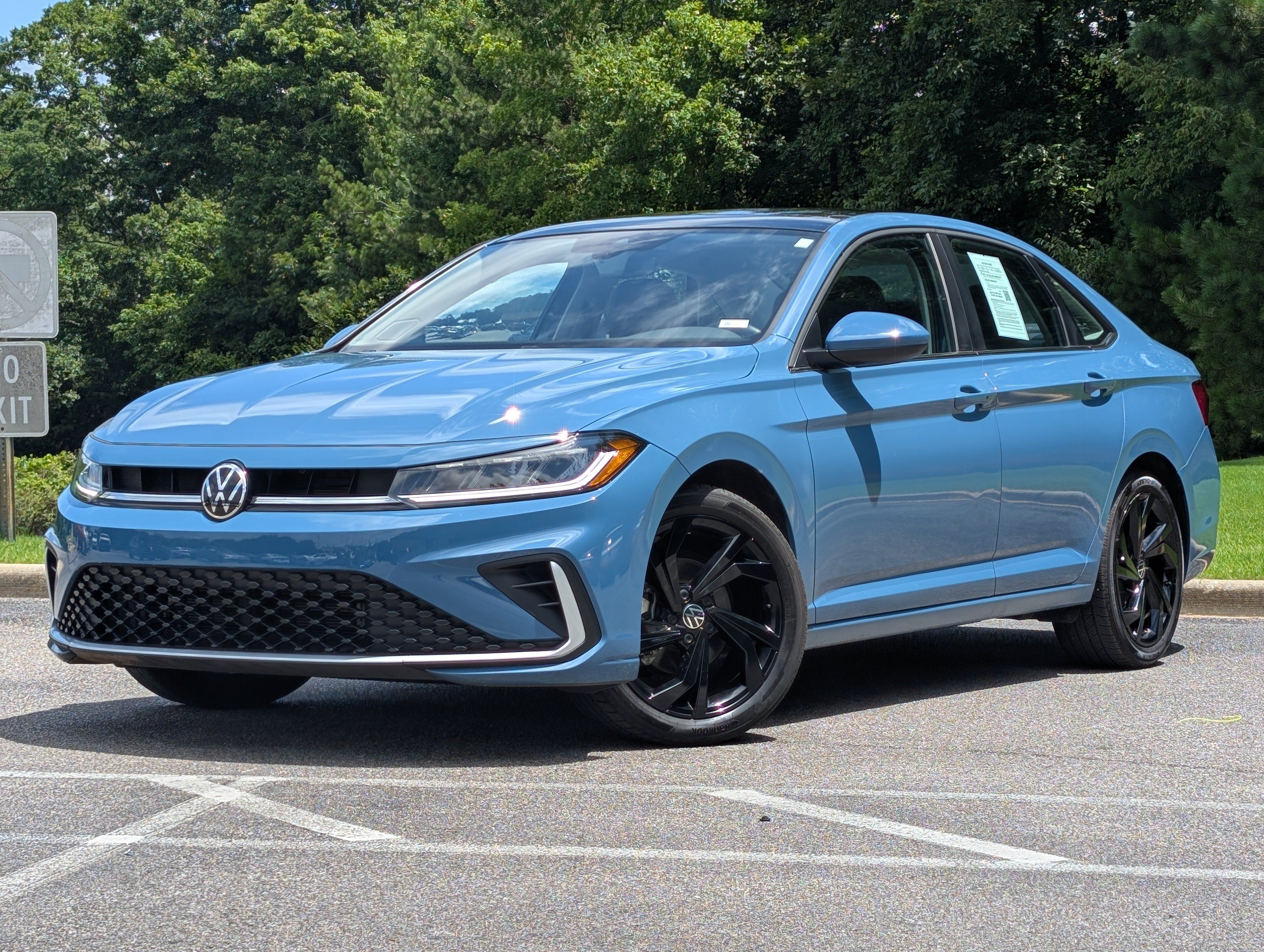 Used 2025 Volkswagen Jetta SE w/ Sunroof Package FWD image 4