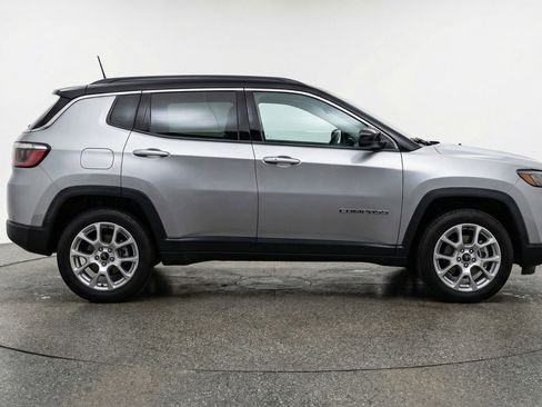 Used 2025 Jeep Compass Limited image 11