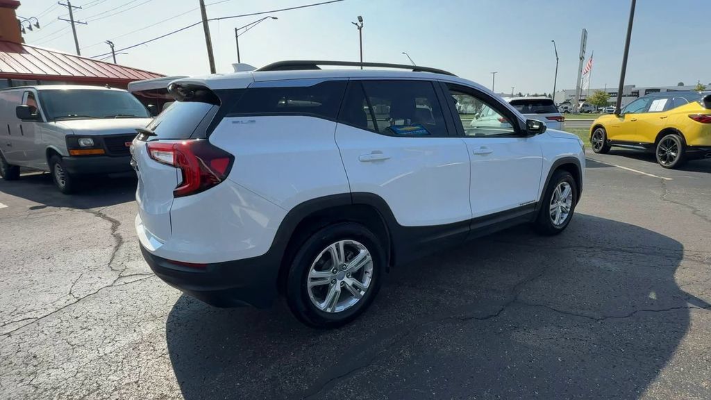 Used 2024 GMC Terrain SLE w/ Driver Convenience Package FWD image 8