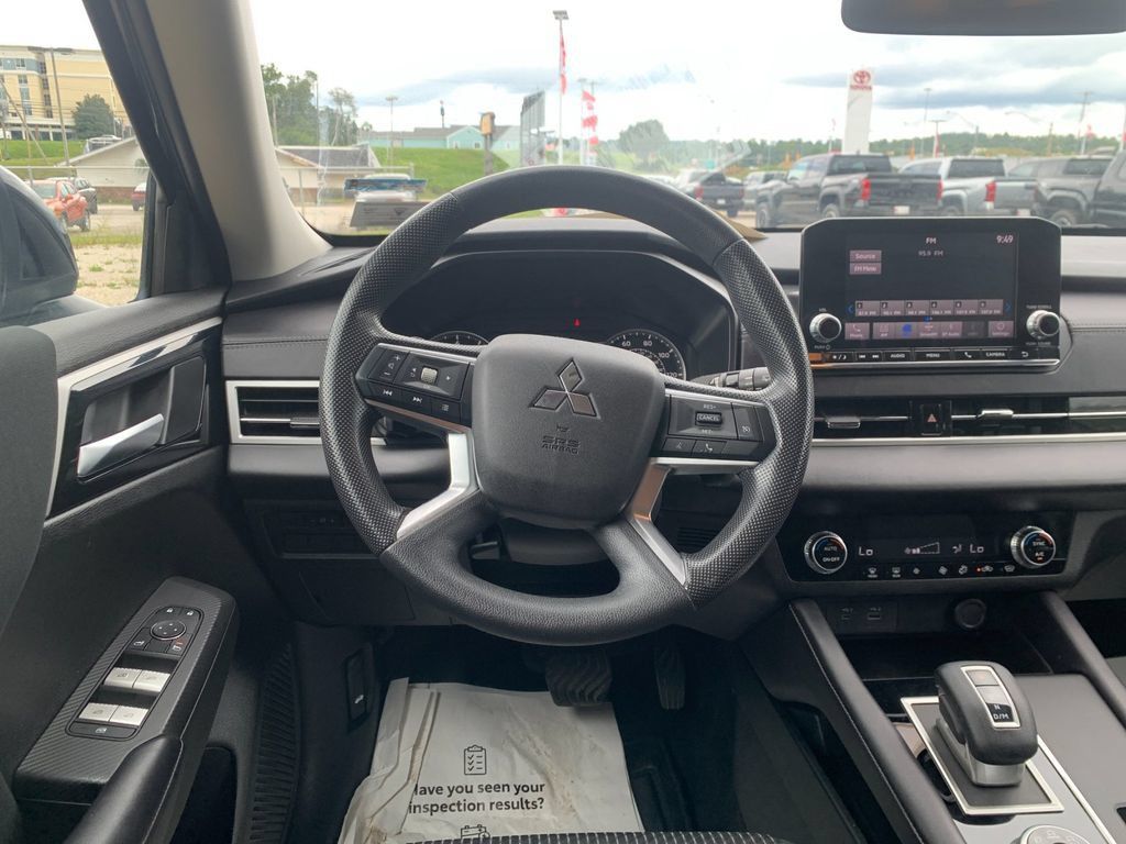 Used 2024 Mitsubishi Outlander ES AWD/4WD image 17