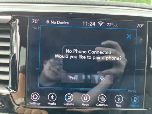 Used 2018 Chrysler Pacifica Limited w/ Tire & Wheel Group FWD image 16