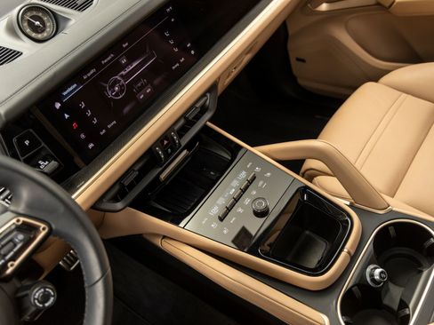 Certified 2025 Porsche Cayenne Turbo AWD/4WD image 32