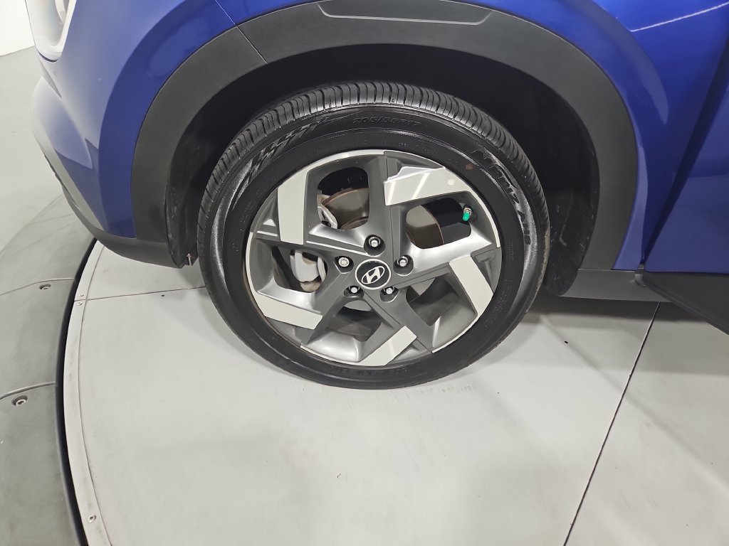 Certified 2025 Hyundai Venue SEL FWD image 28