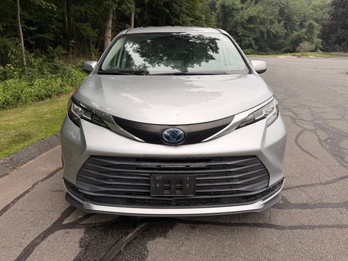 Used 2021 Toyota Sienna LE FWD image 2
