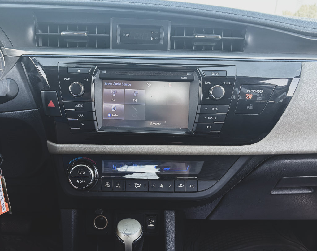 Used 2015 Toyota Corolla LE FWD image 12