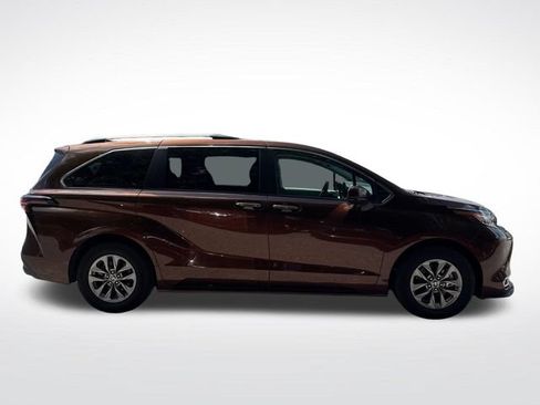 Used 2023 Toyota Sienna XLE FWD image 7