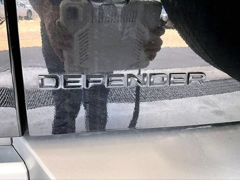 Used 2023 Land Rover Defender 110 S AWD/4WD image 9