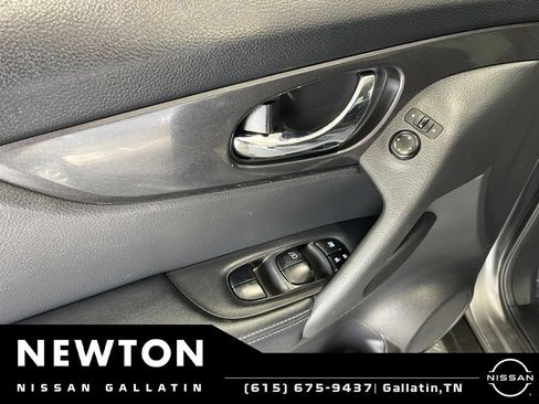 Used 2018 Nissan Rogue SV FWD image 31