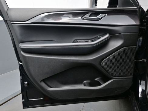 Used 2023 Jeep Grand Cherokee Altitude image 11