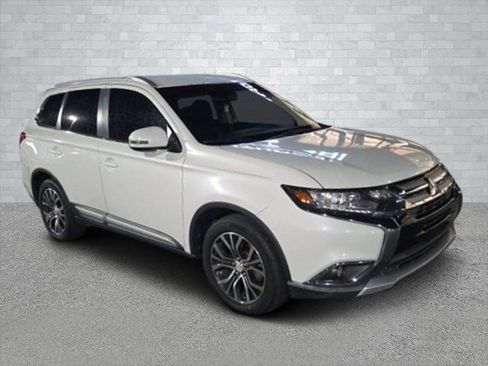 Used 2017 Mitsubishi Outlander SEL image 2