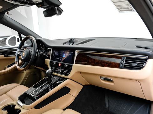 Used 2024 Porsche Macan image 17