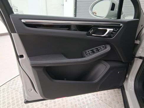 Used 2025 Porsche Macan image 12