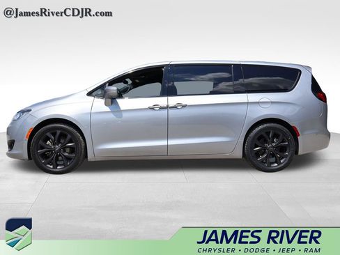 Used 2019 Chrysler Pacifica Touring Plus w/ Advanced Safetytec Group FWD image 2