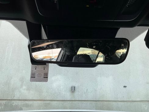 Used 2025 Toyota Camry SE w/ Convenience Package image 18