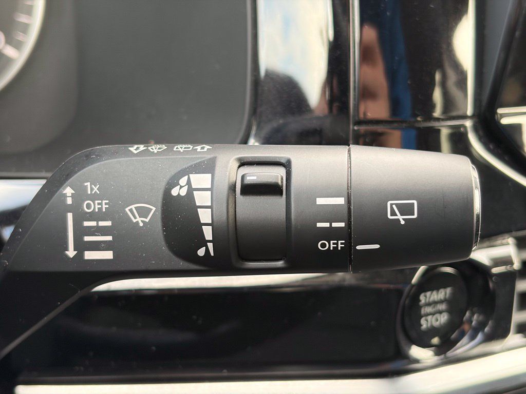Used 2025 Nissan Pathfinder SV AWD/4WD image 28