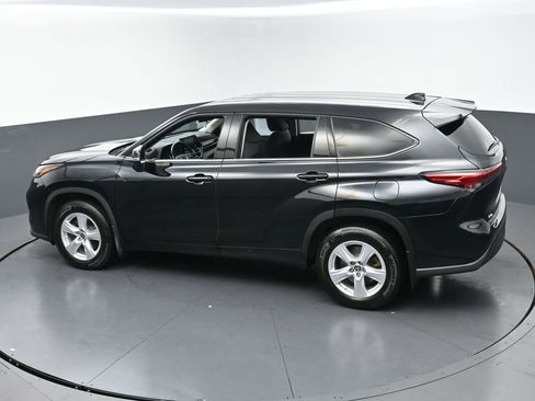 Used 2021 Toyota Highlander LE AWD/4WD image 43