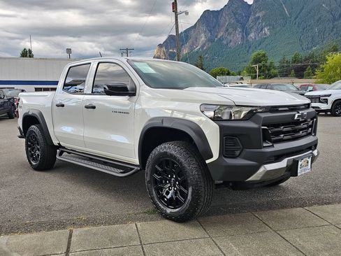 Used 2024 Chevrolet Colorado Trail Boss w/ Technology Package AWD/4WD image 3