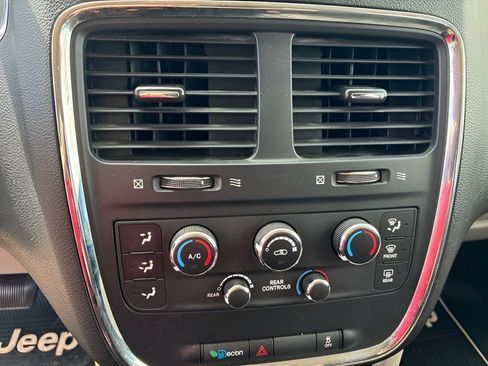 Used 2012 Dodge Grand Caravan SXT FWD image 23
