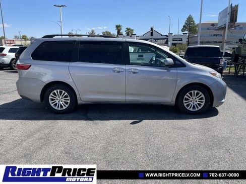 Used 2017 Toyota Sienna XLE image 7
