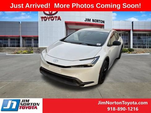 Used 2025 Toyota Prius LE FWD image 3