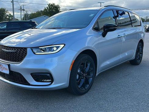 New 2026 Chrysler Pacifica Limited w/ S Appearance Package image 3