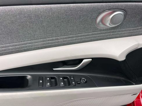 Certified 2025 Hyundai Elantra Limited FWD image 16