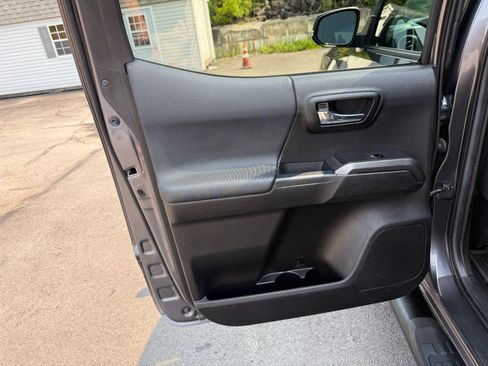Used 2022 Toyota Tacoma TRD Sport AWD/4WD image 17