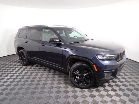 Used 2024 Jeep Grand Cherokee L Limited w/ Black Appearance Package AWD/4WD image 9