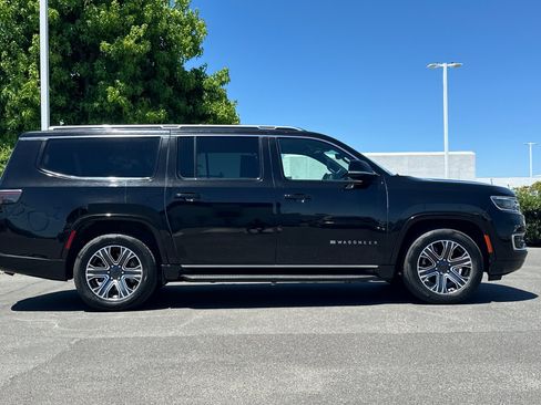 Certified 2023 Jeep Wagoneer L Series II AWD/4WD image 3