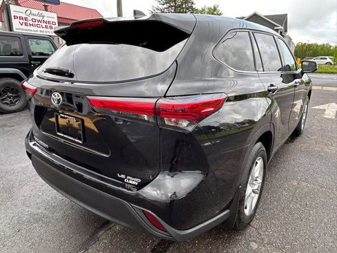 Used 2022 Toyota Highlander LE AWD/4WD image 5