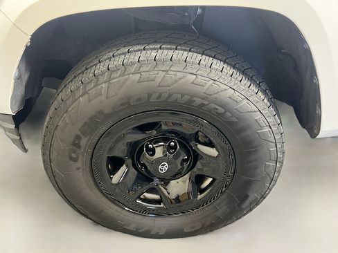 Used 2022 Toyota Tacoma SR5 RWD image 13