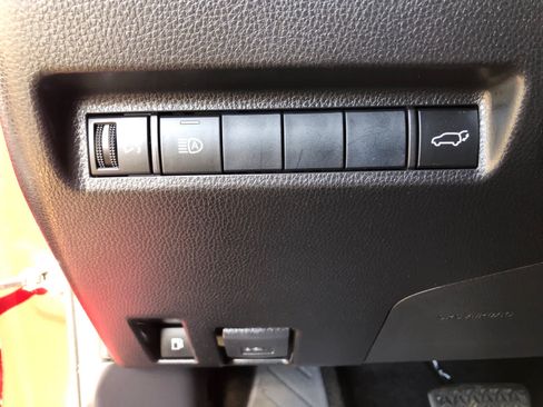 Used 2019 Toyota RAV4 XLE w/ Convenience Package AWD/4WD image 11