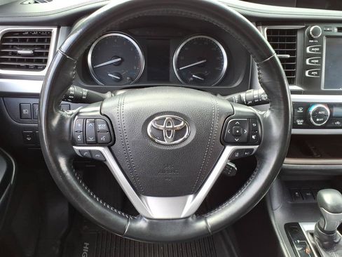 Used 2019 Toyota Highlander XLE AWD/4WD image 11